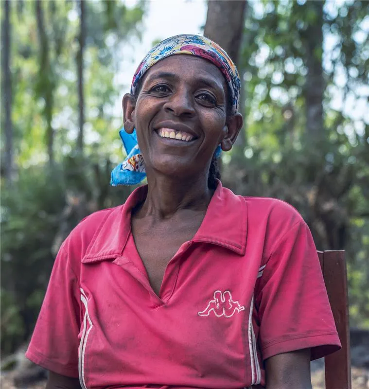 A women smiling after receiving a water pump support