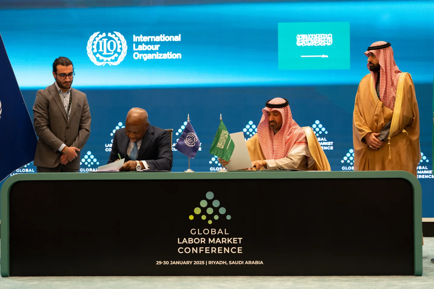 مدير عام منظمة العمل الدولية هونغبو ووزير الموارد البشرية والتنمية الاجتماعية السعودي أحمد الراجحي يوقعان مذكرة تفاهم لتوسيع برنامج التعاون بين المملكة العربية السعودية ومنظمة العمل الدولية. 
