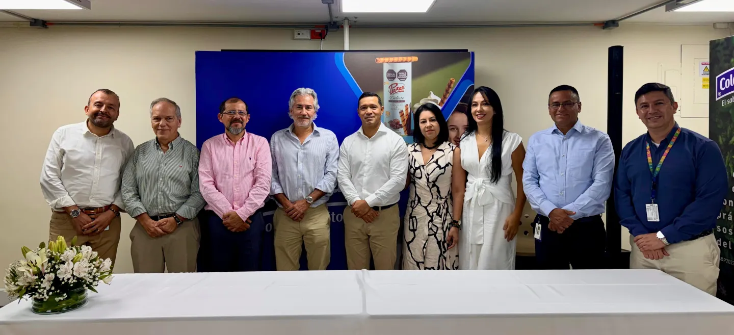Grupo de 9 personas posando para la fotografía