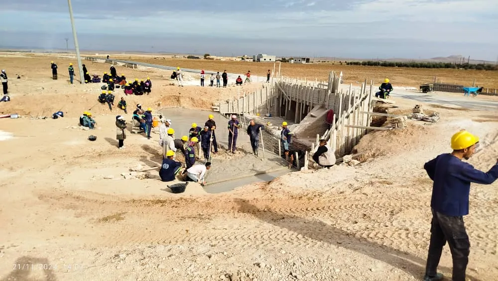 تم تدعيم الطريق بقناة خرسانية لزيادة سعة تدفق المياه. 17 تشرين الثاني/نوفمبر 2024.