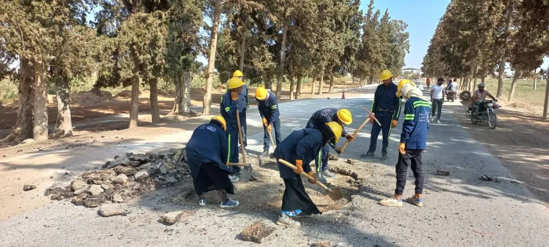 عاملات يعملن جنباً إلى جنب مع العمال الرجال لإغلاق حفرة في ريف حلب. 14 نوفمبر 2024.