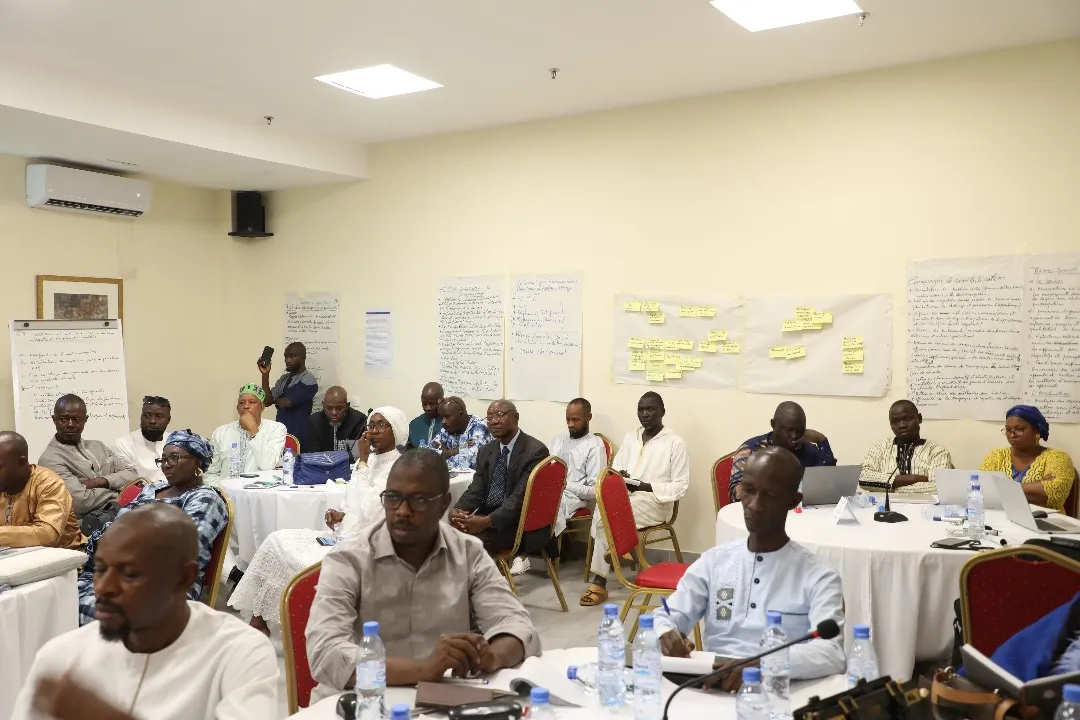 Des participants et participantes à la cérémonie d’ouverture de l’atelier tripartite de consultation, suivent les présentations des résultats des groupes de travail.