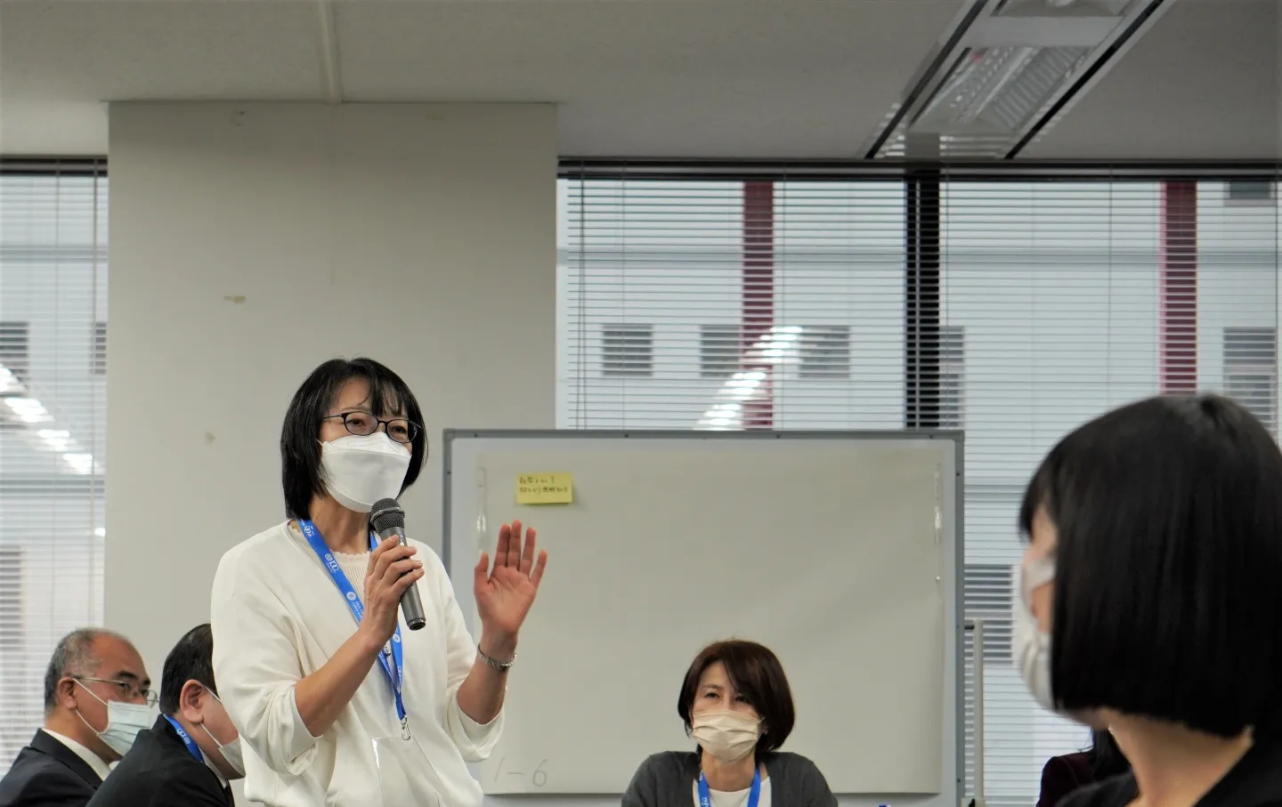 グループごとに研修の成果を振り返る参加者＝2月3日午後3時すぎ、東京都港区