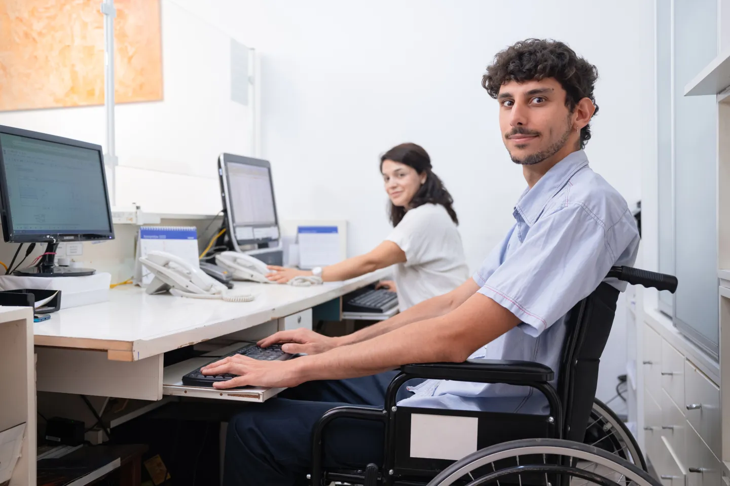Un joven trabajador en silla de ruedas.