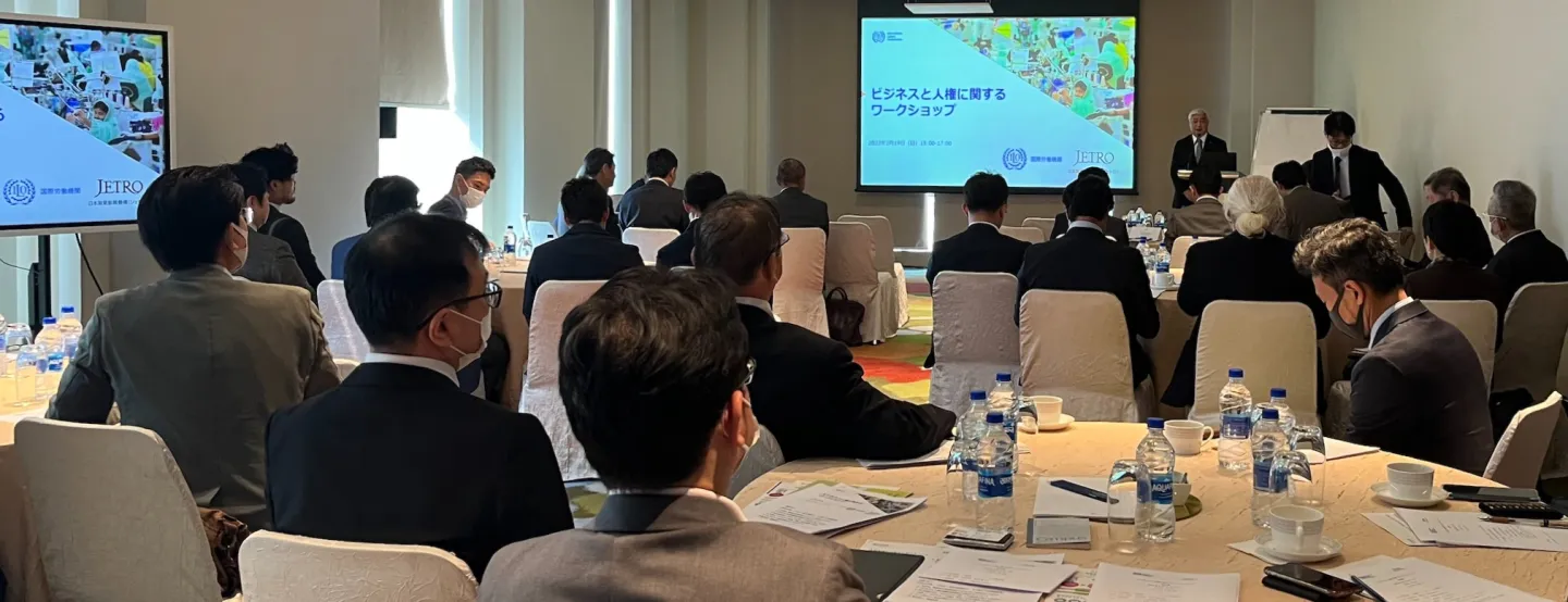講演する中谷元・首相補佐官。会場では日系企業の駐在員らおよそ30人が熱心に聞き入った＝2023年2月19日午後3時すぎ、バングラデシュ・ダッカ