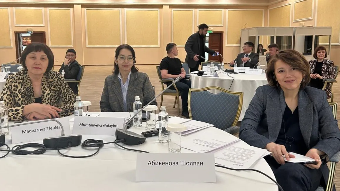 Participants of the OSH seminar sitting at round table, three women in focus