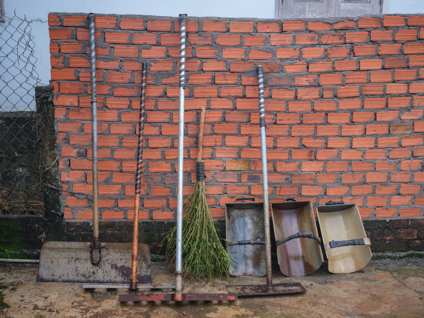 Ngoc Anh modifies the working tools by fitting them with grips of the right thickness, length, and size, making them comfortable and easy to handle.
