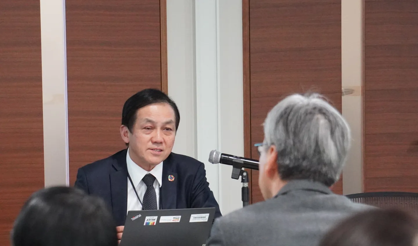 人権啓発担当者ら30人を前に講演するILO駐日代表の高﨑真一＝2月29日午後3時半すぎ、東京・大手町