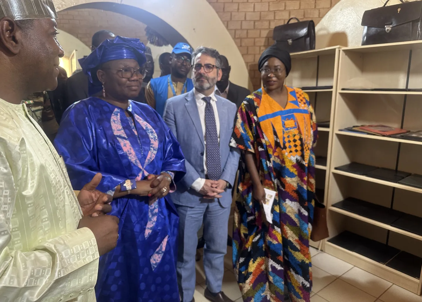 Elisabeth Shérif, ministre de l’Éducation Nationale, de l'Alphabétisation, de l’Enseignement Professionnel et de la Promotion des Langues Nationales, visitant un magasin du Centre des Métiers du Cuir et d’Art du Niger (CMCAN)