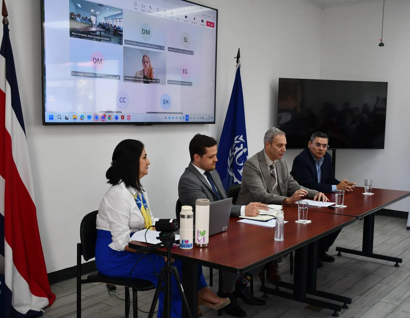María Fernanda Pérez, Coordinadora de Proyecto CERALC para México, Costa Rica y Panamá; Daniel Bloemers, Jefe de la Sección Comercial de la Delegación de la Unión Europea en Costa Rica; Eliel Hasson Nisis, Director de la Oficina de la OIT para América Central, Haití, Panamá y República Dominicana; y el Viceministro de Agricultura, Fernando Vargas.