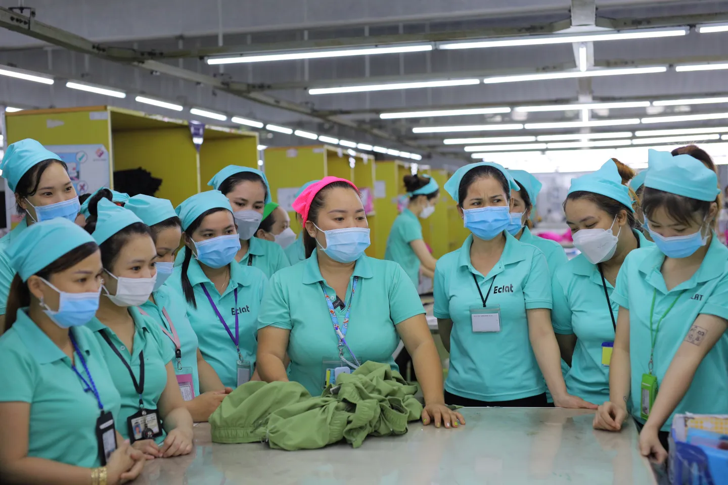 "Sau khóa đào tạo GEAR, kỹ năng giao tiếp và lãnh đạo của tôi được cải thiện. Các thành viên trong tổ lắng nghe và tuân theo hướng dẫn của tôi tốt hơn”, Chị Thơm (mũ hồng) chia sẻ