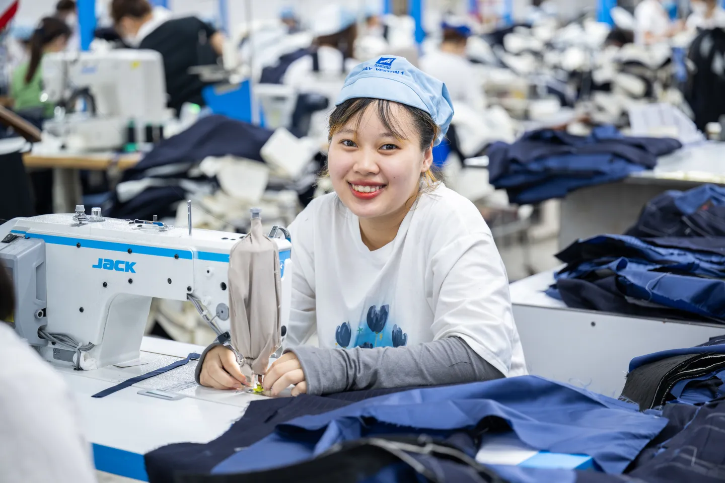 Lao động nữ đóng vai trò quan trọng trong sự phát triển của ngành dệt may Việt Nam, chiếm gần 75% lực lượng lao động và đóng góp vào thành công của ngành trong suốt những năm qua.