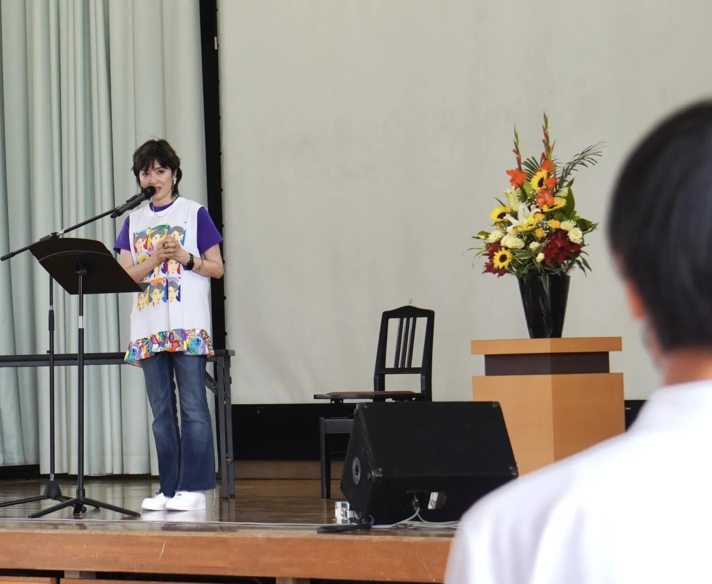 生徒や保護者ら約1200人を前に児童労働についての出張授業を行う歌手で「ILOサポーター」の荻野目洋子さん。「みんなの声を集めると大きな力になる」と語りかけた＝2022年6月10日、福岡市東区の市立和白中学校