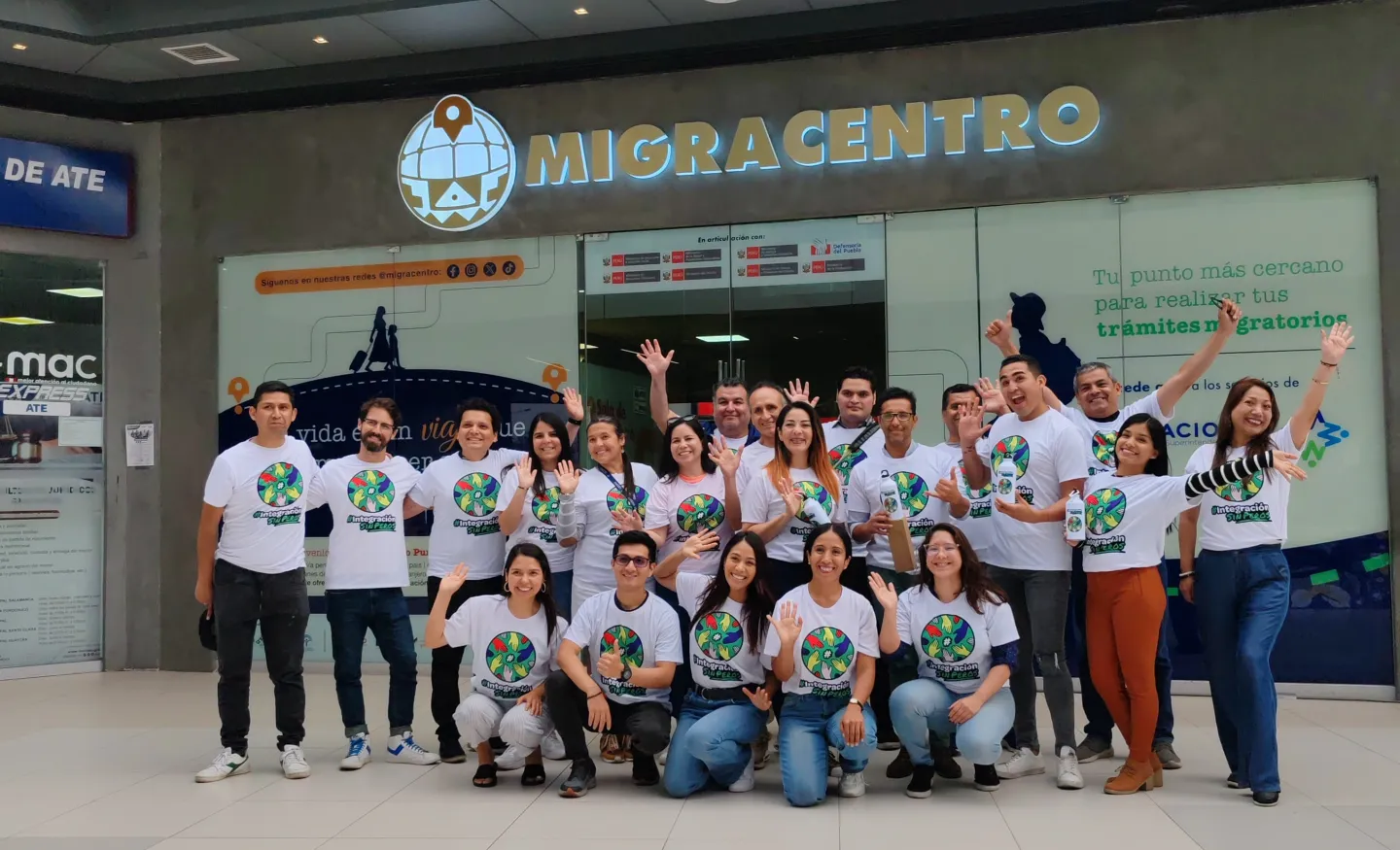 Equipo organizador del evento en el Migracentro del Real Plaza Puruchuco, en Ate, Lima.
