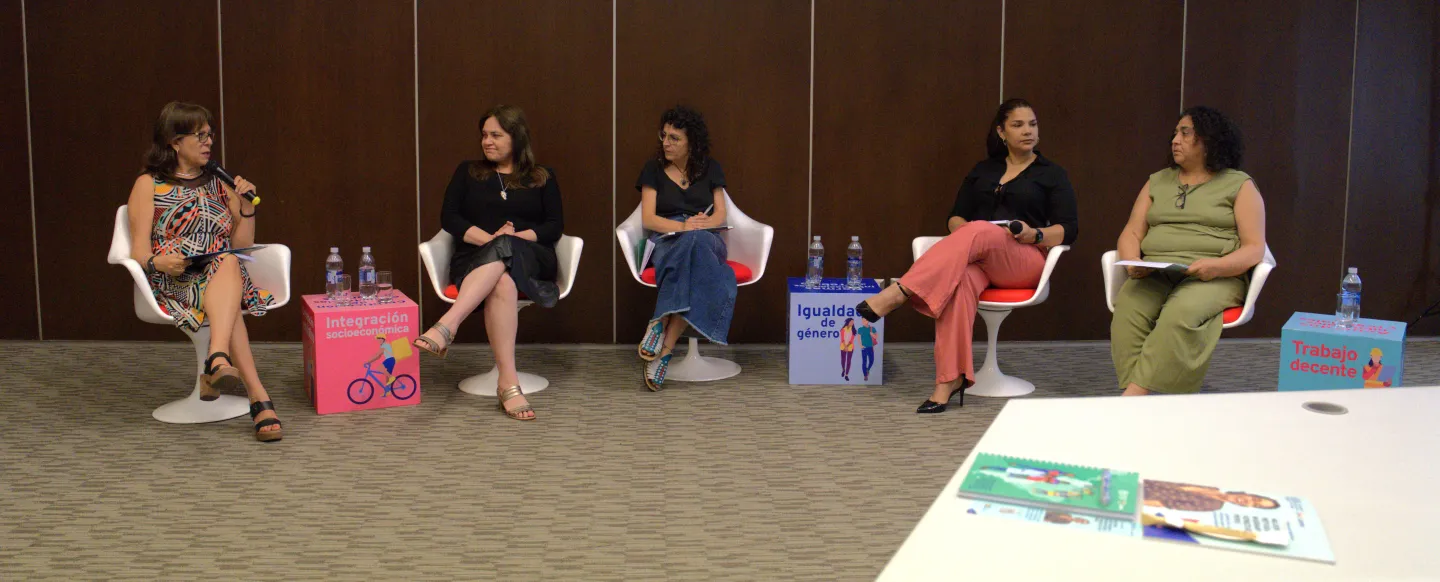 Panelistas comentando el estudio de barreras que enfrentan las mujeres venezolanas en Perú.