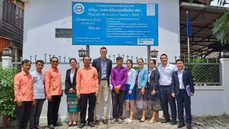 Ambassador Kelly and his team, outgoing migrant workers and the ILO and MRC staff.