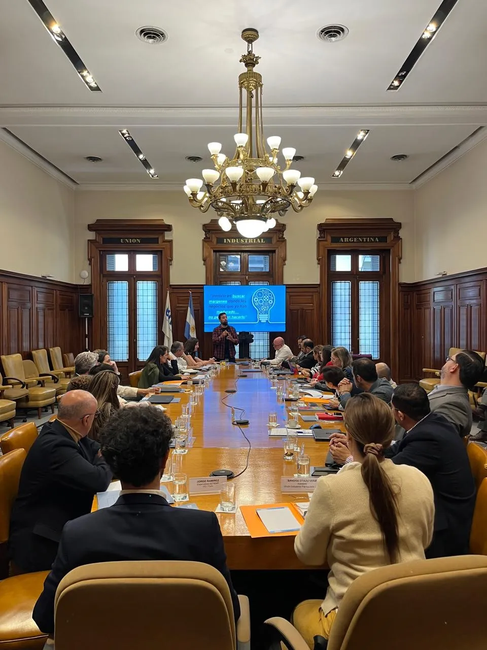 Ponentes en taller de IA en Buenos Aires en torno a una mesa