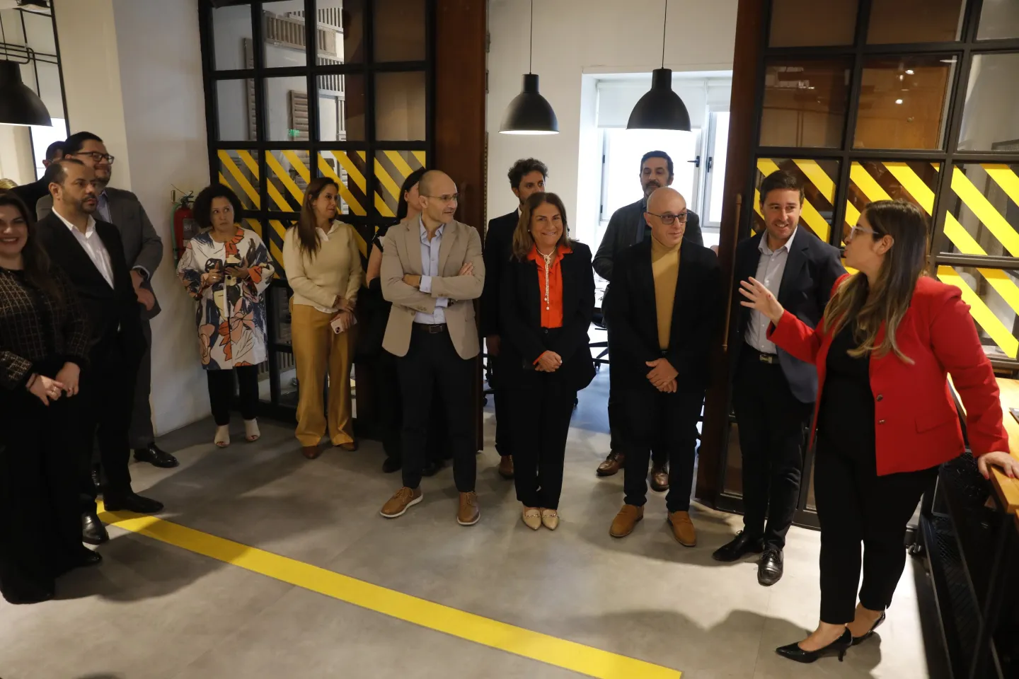 Participantes en el taller sobre IA en Buenos Aires conversan de pie