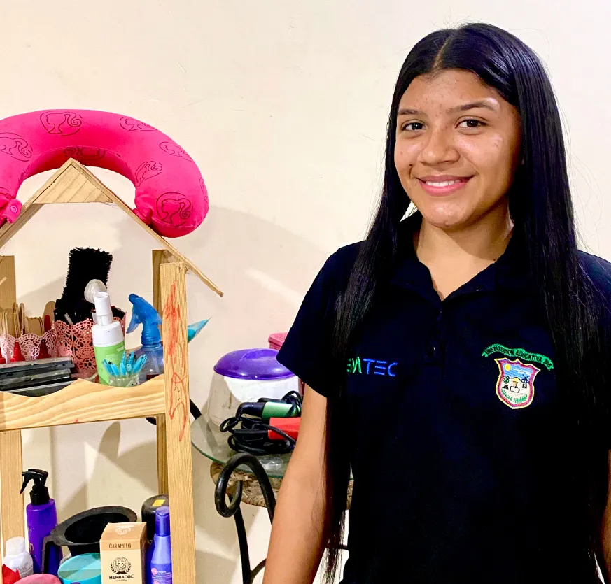 Mujer sonriente y erguida con uniforme que mantiene una expresión segura.