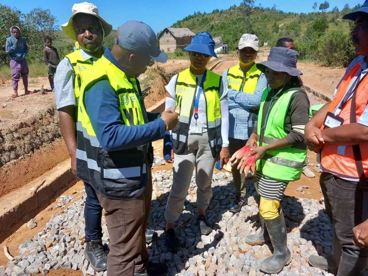 Visite sur terrain d'un chantier HIMO à Ilaka centre Madagascar par EMPINVEST