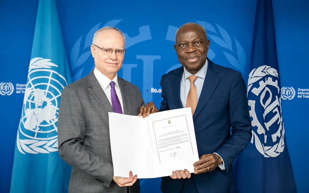 Ceremonia de ratificación del Convenio sobre el Trabajo Marítimo, 4 de abril de 2025: Sr. Marcelo Vázquez Bermúdez, Embajador de la Misión Permanente del Ecuador ante la Oficina de las Naciones Unidas, y Gilbert F. Houngbo, Director General de la OIT.