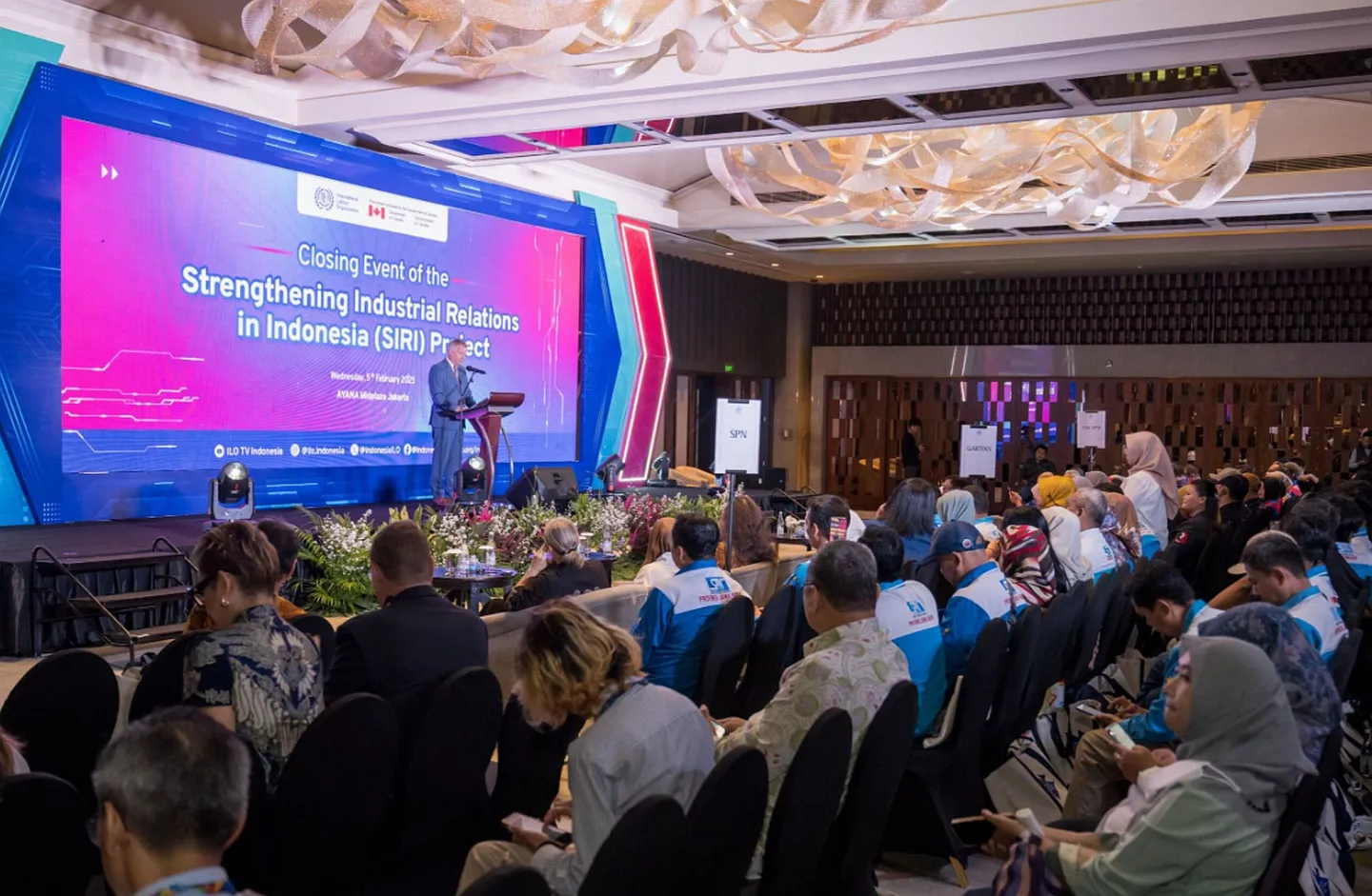 A meeting situation with a speaker on the stage