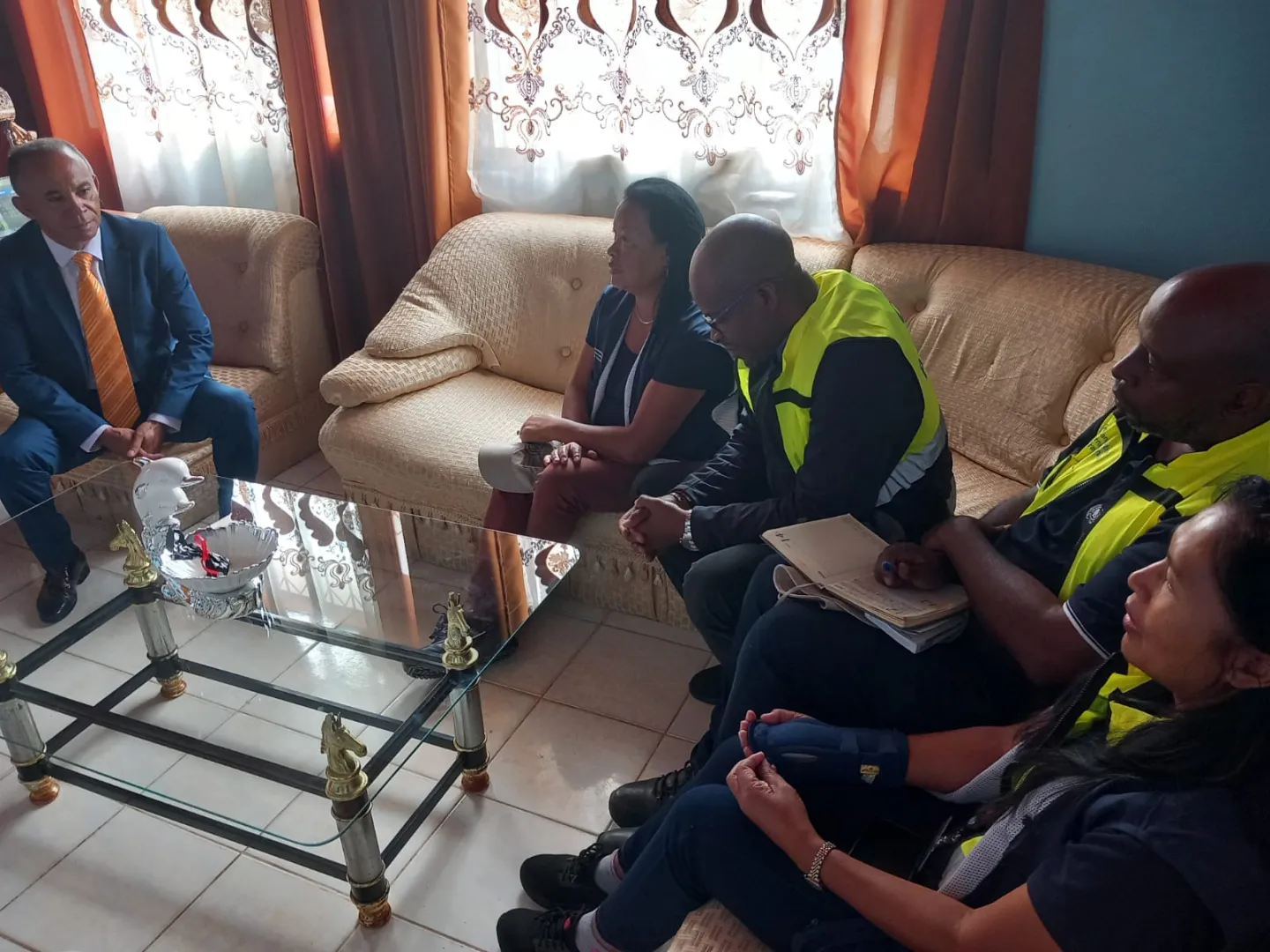 Rencontre de l'équipe HIMO et EMPINVEST avec le Gouverneur de la Région Amoron'i Mania