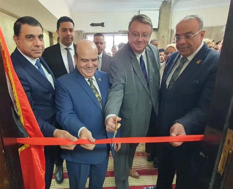 Several VIP men participate in a ribbon-cutting ceremony, marking the official launch of the second labour legal assistance office.