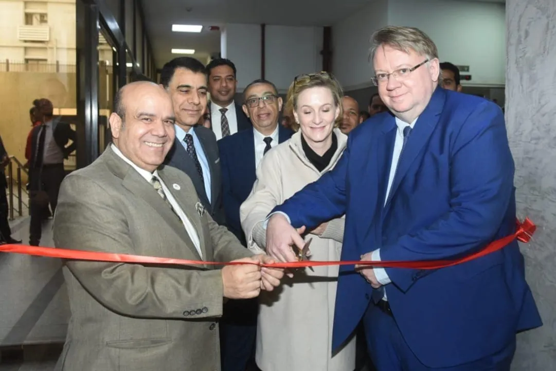 Eric Oechslin, Valentine Offenloch, and Counsellor Rabie Qassem cut a ceremonial ribbon to inaugurate the first labour legal assistance office at the North Cairo Primary Court in Egypt.