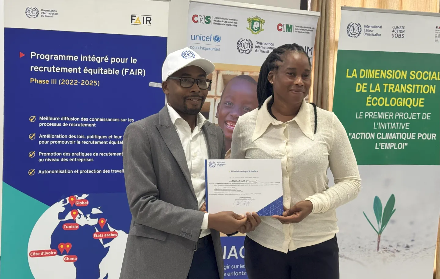 Malika Coulibaly, journaliste à la Radiotélévision Ivoirienne, reçoit son Attestation de participation au Café Médias des mains de Pierre Djè N'guessan, Chargé principal des Programmes au Bureau pays de l'OIT-Abidjan