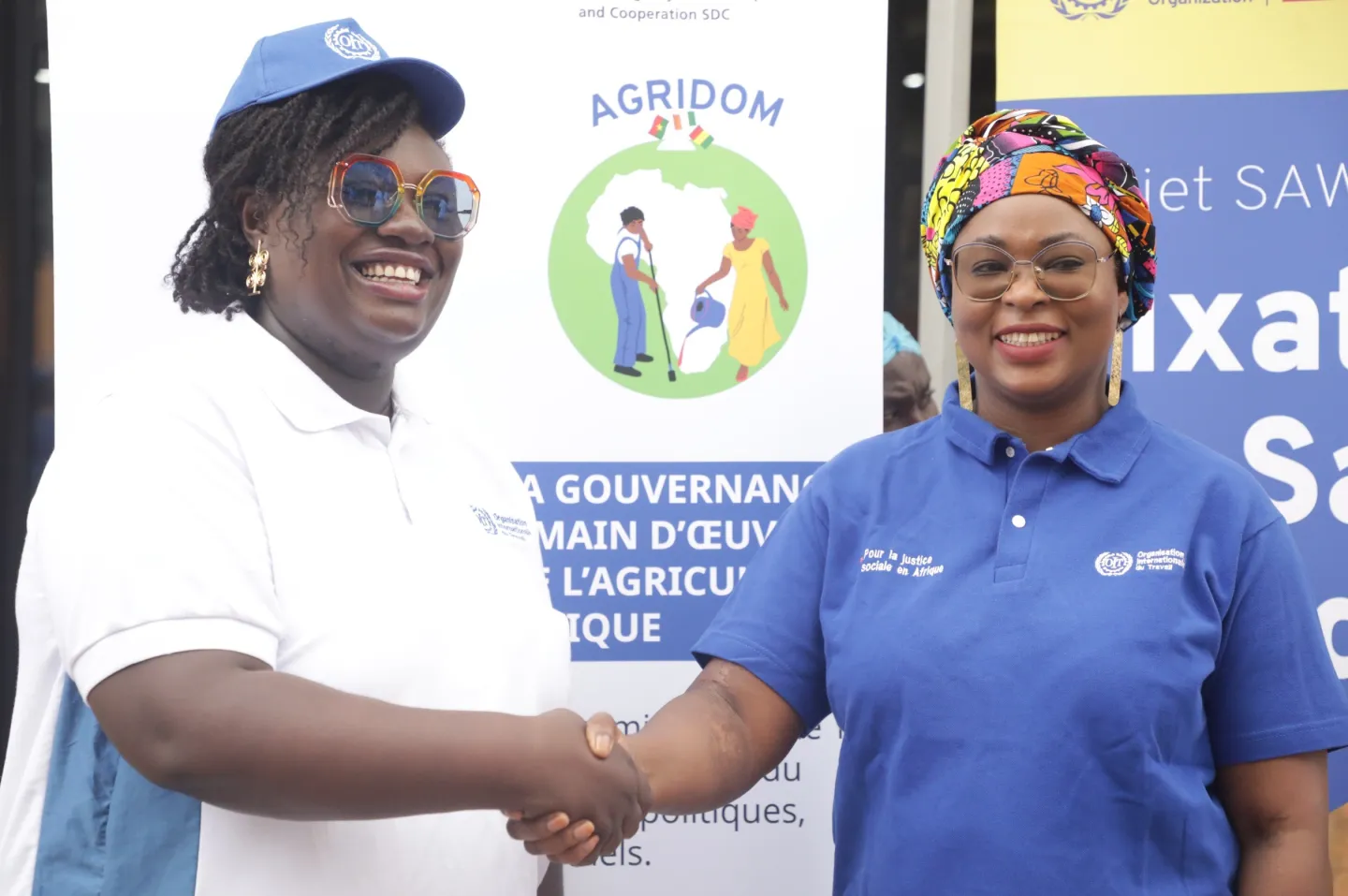 Poignée de mains entre Méliane Kuny (à gauche), présidente du RJSTD et Ndeye Coumba Diop (à droite), Directrice du Bureau pays de l’OIT-Abidjan