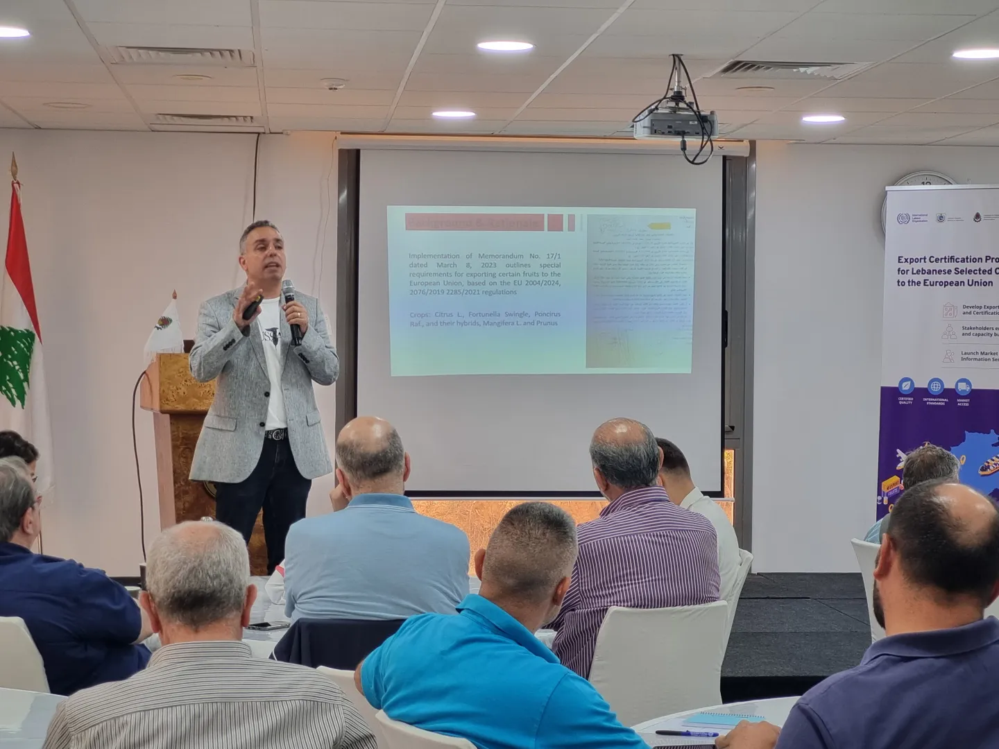 a trainer presenting to an audience 
