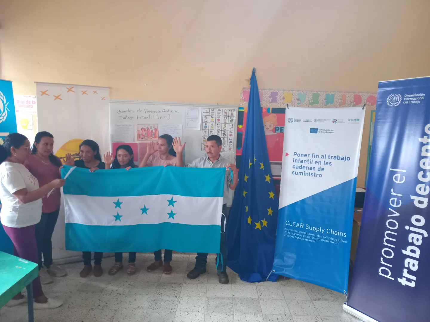 Community leaders, both men and women, from the community of La Lima, San Juan, were sworn in by the Ministry of Labour after completing a three-month training program on children's rights and the prevention of child labor. The program was developed by the ILO, UNICEF, and the COLOSUCA Commonwealth. San Juan, Intibucá, 2025. @ILO