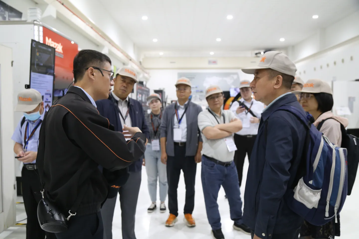  Chinese delegates exchanging with frontline experts from Yamazaki Mazak Singapore on apprenticeship ©ILO 