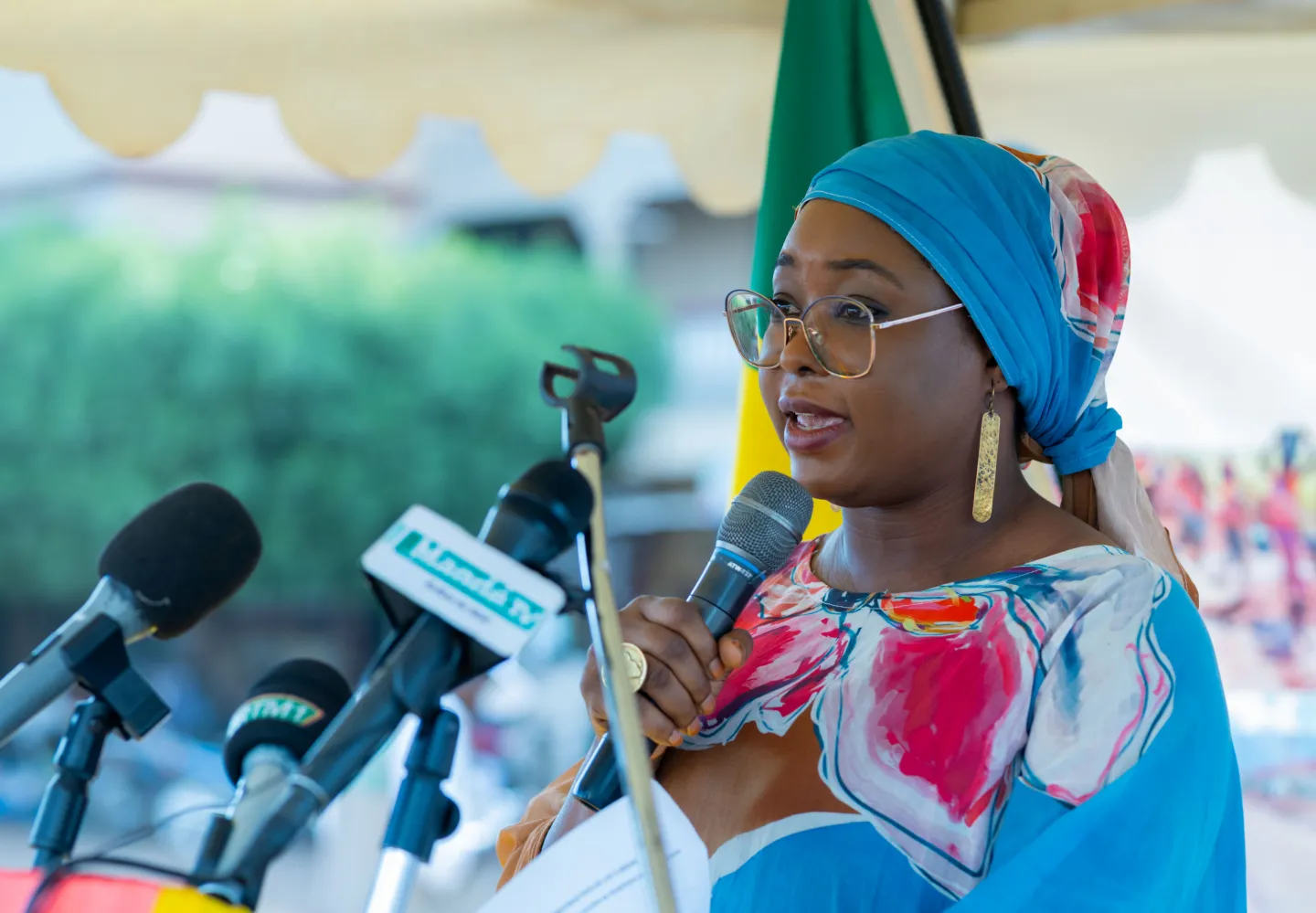 Ndeye Coumba Diop, Directrice du bureau pays de l'OIT-Abidjan, expliquant les enjeux du projet  HIMO intitulé « Améliorer la résilience et la cohésion sociale : routes, conservation des sols et moyens de subsistance inclusifs »