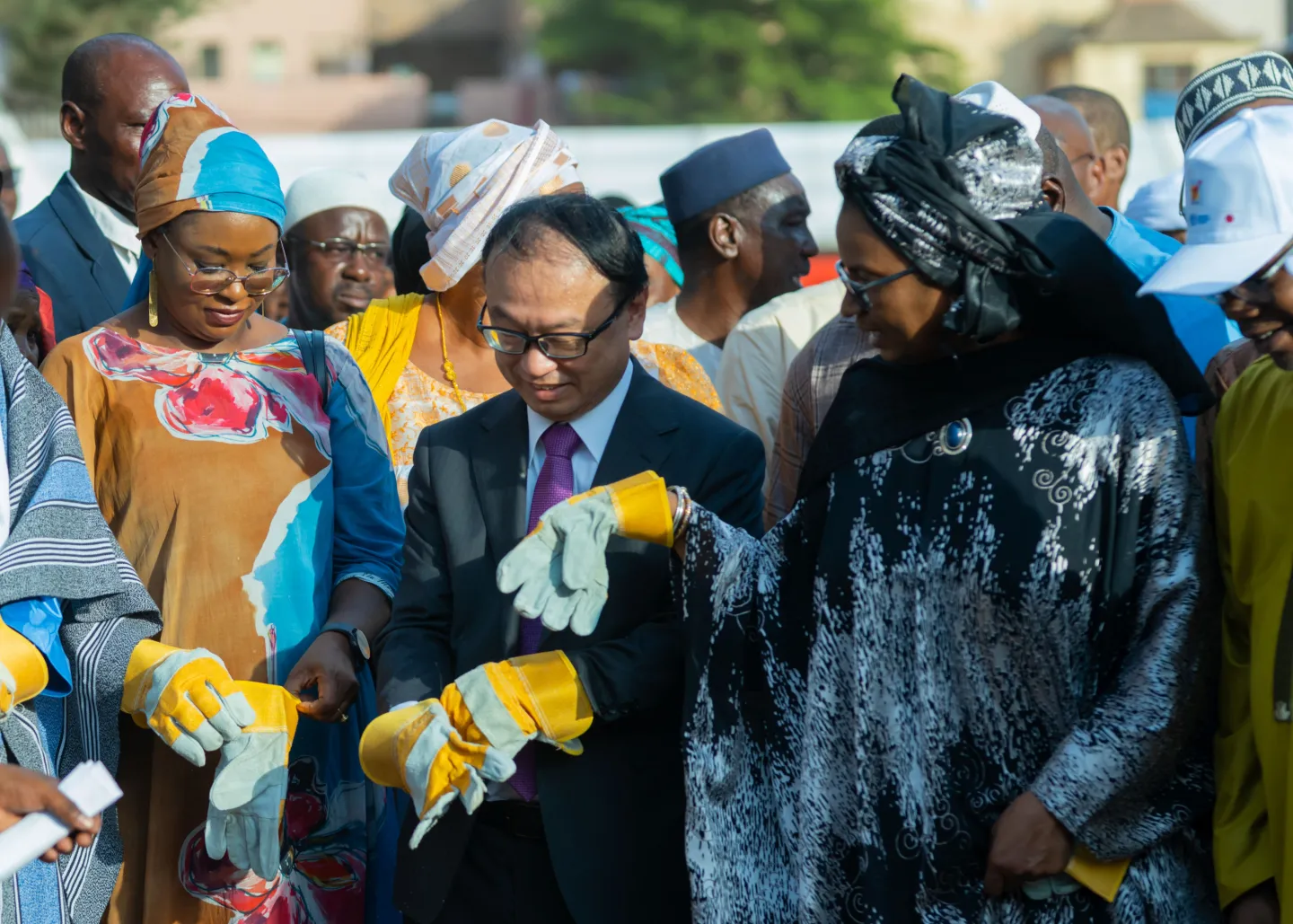  Yukuo Murata, ambassadeur du Japon, filant ses gants pour la première pierre du projet HIMO à ZRNY-Bamako 