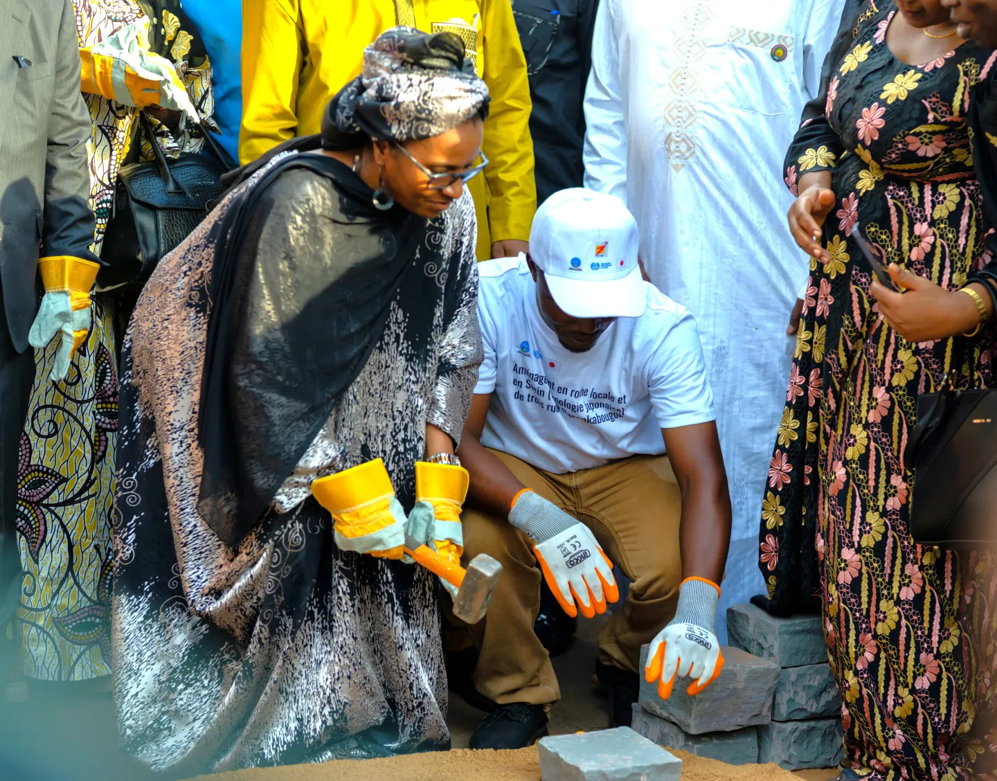 Oumou Sall Seck, Ministre de l’Entrepreneuriat, de l’emploi et de la formation professionnelle donne le premier coup de marteau de la construction des 485 mètres de route à ZRNY
