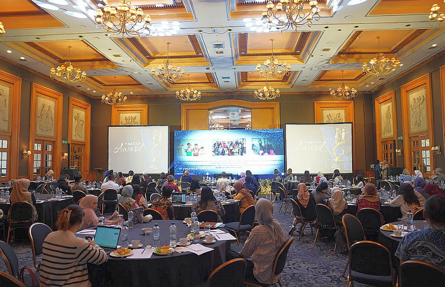 A meeting room with people 