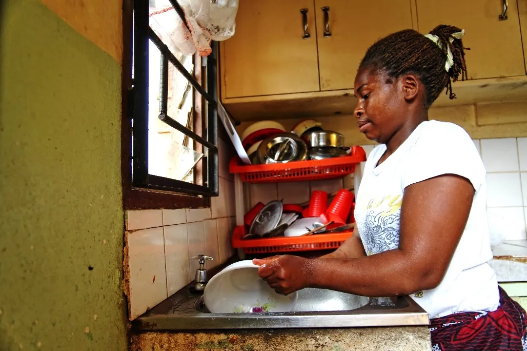 Une travailleuse domestique faisant la vaisselle