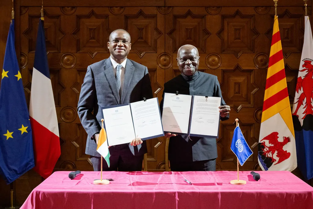 Photo of ILO Director-General and Minister of Animal and Fisheries Resources of Côte d'Ivoire during the ratification of Convention No. 188.