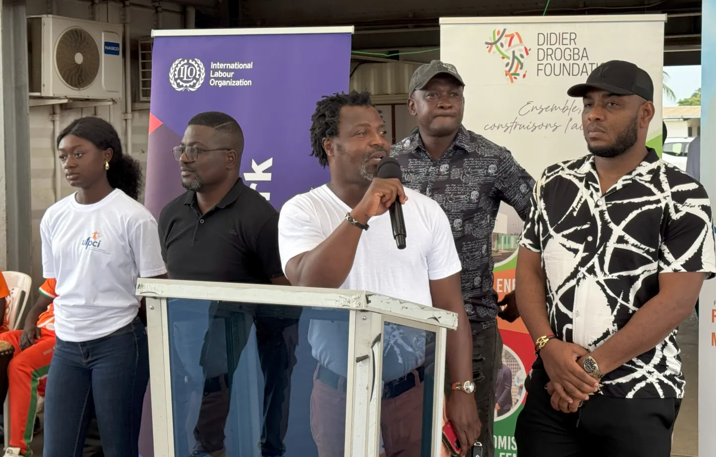 Didier Otokoré, ancien footballeur international, entouré d'anciens coéquipiers explique aux jeunes footballeurs le rôle de l'éducation dans leur future carrière de joueur professionnel