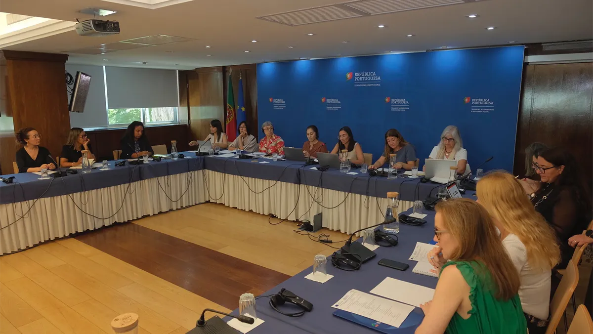 Grupo de pessoas numa reuni#ao