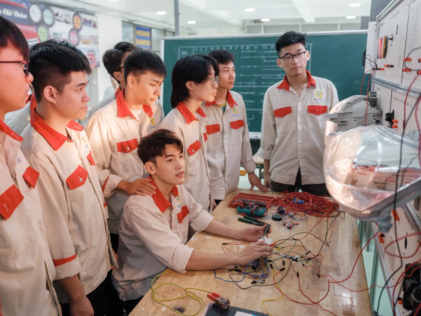 Sinh viên các ngành kỹ thuật được trang bị tốt về kỹ năng chuyên môn, nhưng nếu thiếu định hướng và cơ hội việc làm thỏa đáng, họ vẫn có thể phải đối mặt với nhiều bất định trong tương lai. Do vậy, sự hỗ trợ phù hợp giúp họ phát huy năng lực, khẳng định vai trò và đóng góp cho kinh tế xanh, chuyển đổi số tại Việt Nam.