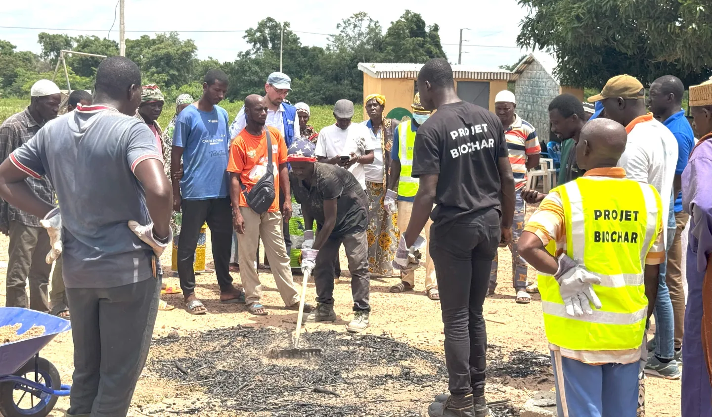 Demandeurs d’asile et communautés hôtes unis autour d’un savoir : transformer les déchets en biochar pour bâtir un avenir durable.