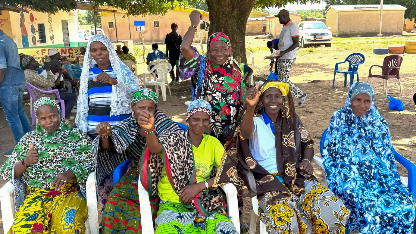 Des femmes demandeuses d’asile retrouvent le sourire après avoir appris à transformer les déchets agricoles en biochar, une source d’espoir pour leur autonomie