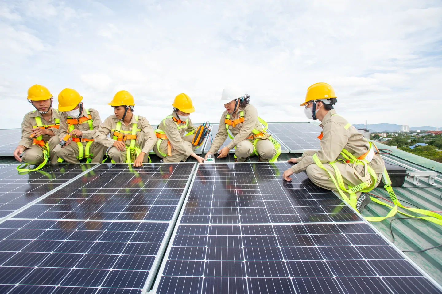 Vietnam_Trainees learning solar panel installation.