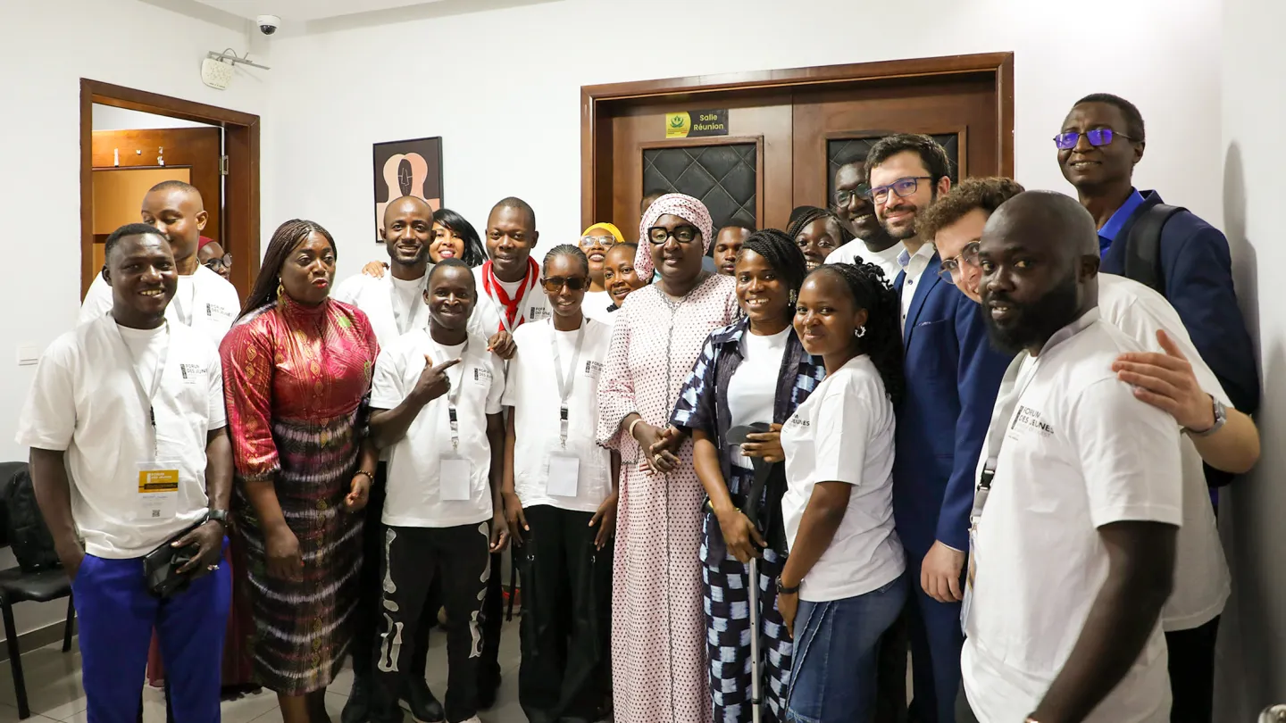 Group photo of participants at the 4th Annual West Africa and Sahel Youth Forum presenting the conclusions of the conference, including the Dakar Youth Compact, to Mrs. Khady Diène Gaye, Minister of Youth, Sports and Culture of Senegal, who stands at the center among the delegation.