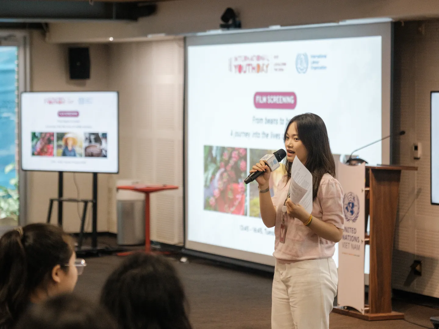 As co-facilitator, Nguyen Bao Ngoc, ILO Youth Representative, encourages participants to reflect on the world of work through the eyes of young people.