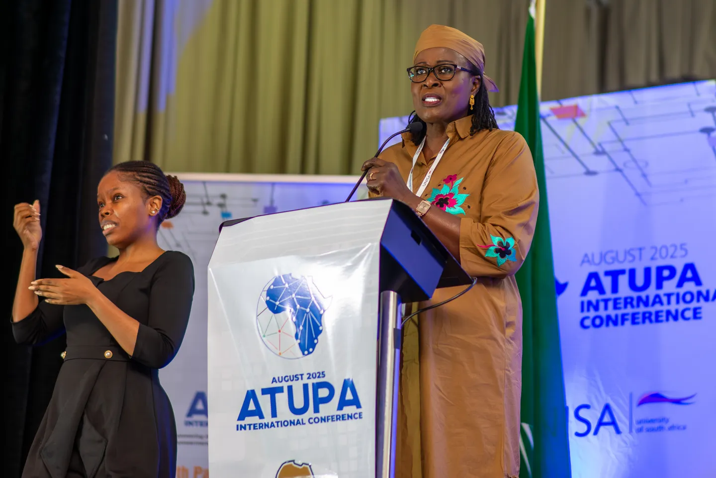 Femme s'adressant à la conférence annuelle de l'ATUPA 2025