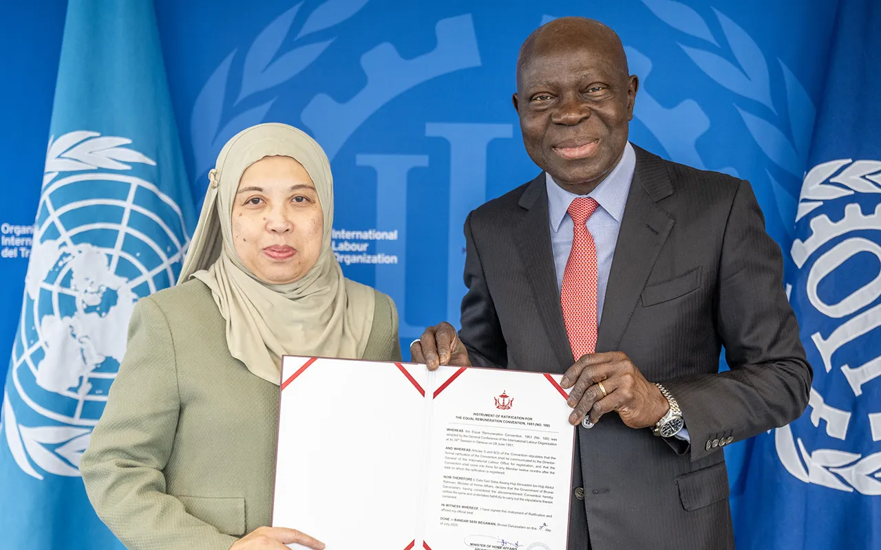 Ratification ceremony of Convention No. 100, 10 October 2025: Ms Dk Mazlizah Pg Hj Mahalee, Ambassador and Permanent Representative of Brunei Darussalam and Gilbert F. Houngbo, Director-General of the ILO.